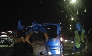 policjant na drodze w nocy