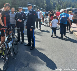 rowerzyści i policjanci