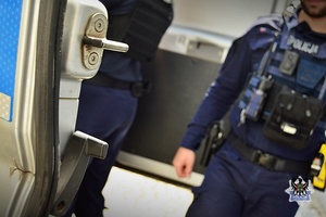 policjanci przy radiowozie