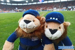 Dwie pluszowe maskotki komisarza lwa na stadionie.
