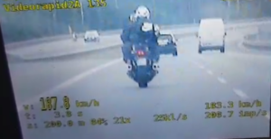 zdjęcie z wideorejestratora przedstawiające motocyklistę na drodze jadącego 187,8 kilometra na godzinę