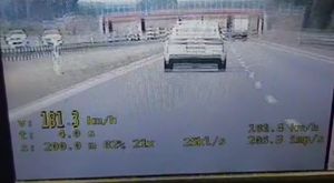 zdjęcie z wideorejestratora przedstawiające kierowcę samochodu osobowego na drodze jadącego 181,3 kilometra na godzinę