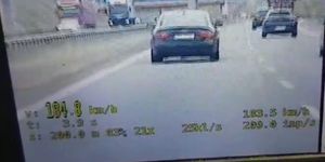 zdjęcie z wideorejestratora przedstawiające kierowcę samochodu osobowego na drodze jadącego 184,8 kilometra na godzinę