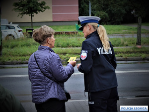 Policjantka rozmawiająca z kobietą na ulicy.