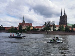 Policjanci na skuterach i w łodzi patrolują Odrę