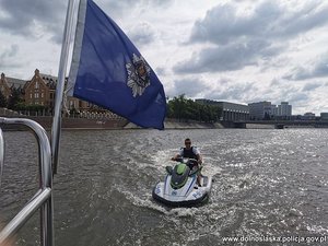 Policjant na skuterze wodnym