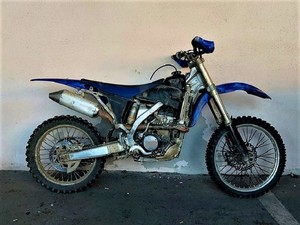 Motocykl typu cross oparty o ścianę