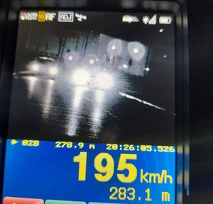 Zdjęcie z wideorejestratora przedstawiające pojazd jadący 195 kilometrów na godzinę