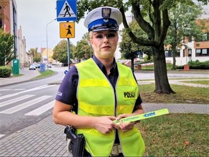 Policjantka z drogówki ubrana w kamizelkę odblaskową