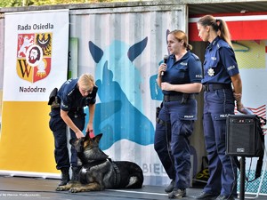 policjantki podczas pikniku dotyczącego dnia psa