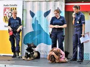 policjantki podczas pikniku dotyczącego dnia psa