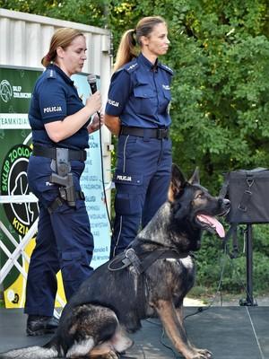 policjantki podczas pikniku dotyczącego dnia psa