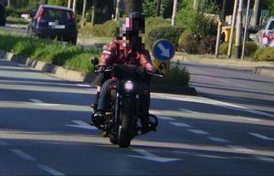 Zdjęcie z wideorejestratora przedstawiające motocyklistę jadącego