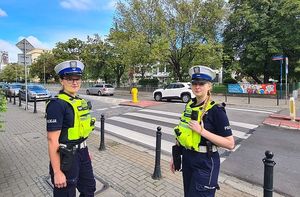 Dwie policjantki stojące przy przejściu dla pieszych.