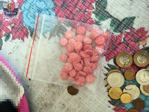 Różowe tabletki w woreczku.