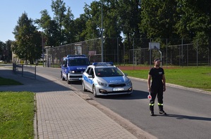 Strażak kieruje ruchem podczas ćwiczeń