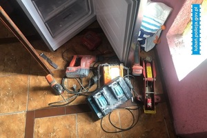 Skradzione elektronarzędzia leżące na podłodze.
