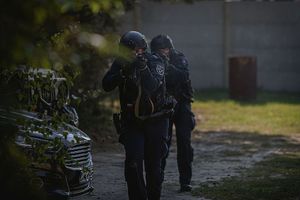 Dwaj policjanci samodzielnych pododdziałów kontrterrorystycznych Policji w szyku podczas działań. Źródło: Dejneks Fotografia