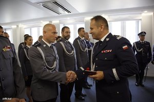 I zastępca Komendanta Głównego Policji nadinsp. Dariusz Augustyniak składa gratulacje policjantowi. Zdjęcie: Izabela Pajdała