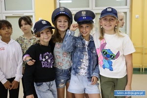 Dziewczynki w policyjnych czapkach.