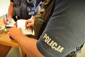 Policjanci rozpisują notatniki