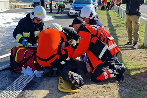Strażacy i ratownicy medyczni udzielają pierwszej pomocy poszkodowanemu - sceny z ćwiczenia służb ratowniczych na drodze S-3 z udziałem dolnośląskich policjantów.