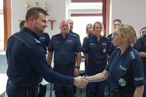 Inspektor Norbert Kurenda  gratuluje policjantce.