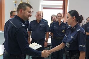 Zastępca Komendanta Wojewódzkiego Policji inspektor Norbert Kurenda gratuluje policjantce.