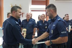 Zastępca Komendanta Wojewódzkiego Policji inspektor Norbert Kurenda  gratuluje policjantowi.
