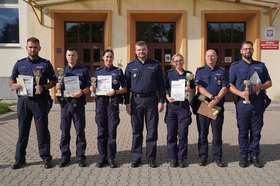 Wspólne zdjęcie finalistów konkursu z Zastępcą Komendanta Wojewódzkiego Policji inspektorem Norbertem Kurendą