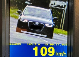 Zdjęcie z fotoradaru przedstawiające jak samochód osobowy jedzie 109 kilometrów na godzinę