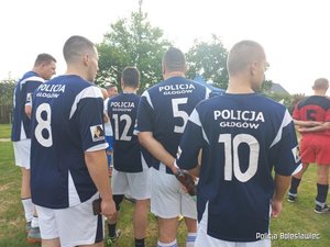 Policjanci w koszulkach sportowych z napisem policja głogów.