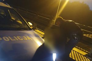 Policjant udziela pomocy