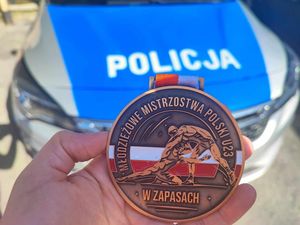 Medal z napisem młodzieżowe mistrzostwa polski w zapasach