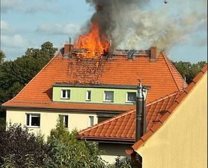 Palący się dach budynku rodzinnego