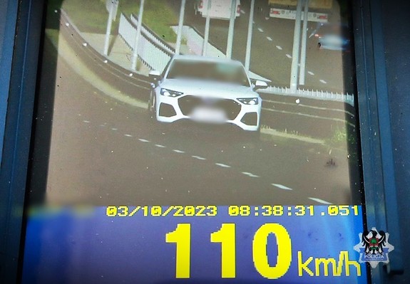 Zdjęcie z wideorejestratora przedstawiające jak kierowca samochodu osobowego jedzie 110 kilometrów na godzinę