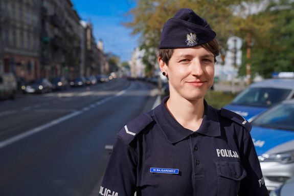 Na zdjęciu uśmiechnięta policjantka w mundurze