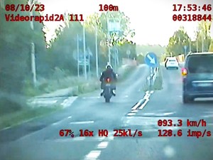 kadry z nagrania ucieczki motocyklisty