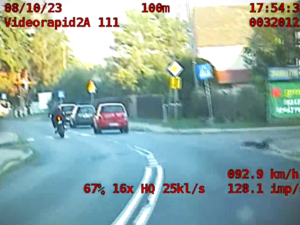 kadry z nagrania ucieczki motocyklisty