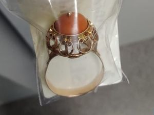 Starodawny zdobiony pierścionek z pomarańczowym oczkiem