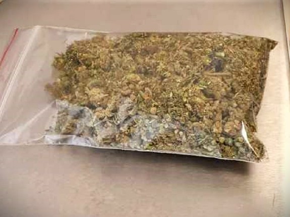 Susz marihuany w woreczku strunowym leżący na stole