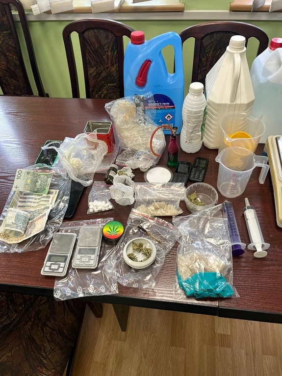 zabezpieczone przez policjantów narkotyki znajdujace sie w woreczkach oraz w folii srebrnej