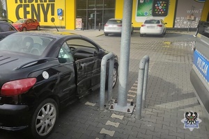 Samochód osobowy ze zniszczonymi drzwiami od pasażera