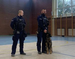 Dwaj policjanci z psem