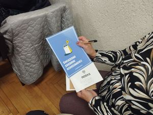 Starsza kobieta trzyma w ręce indeks i dyplom z napisem świadomi srebrni konsumenci