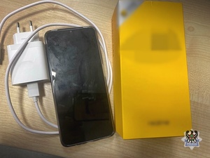 Telefon wraz z pudełkiem i ładowarką