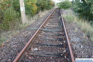 Tory kolejowe z zerwaną infrastrukturą kolejową leżącą na torach