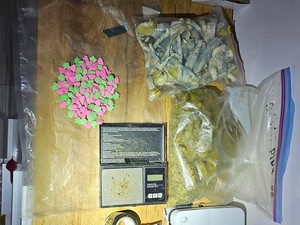 Narkotyki w workach foliowych leżące na stole