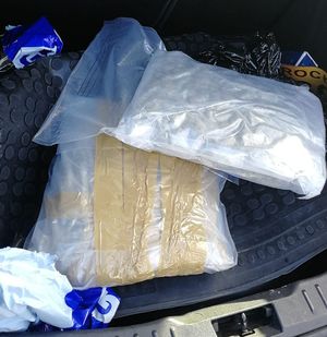 paczki z narkotykami w bagażniku samochodu