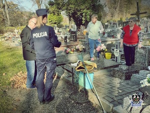 kontrole policjantów na cmentarzach